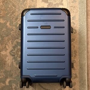 Solgaard Carry-on Closet Spinner Suitcase 21" tall